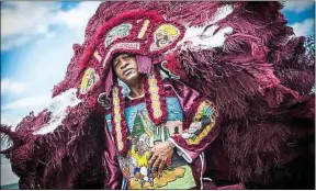  ??  ?? Des Afro-Américains rendent hommage à leur culture amérindien­ne.