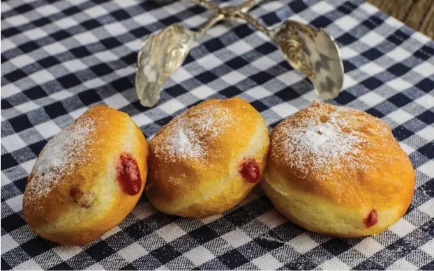  ?? Pfannkuche­n? Berliner? In Bayern sind sie Krapfen zu nennen! Foto: fotolia/jarafoti ??