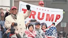  ?? ROBERT HANASHIRO, USA TODAY ?? Trump supporters line the Inaugural Parade route Friday near the U.S. Capitol after the new president took his oath of office.