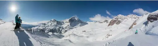  ??  ?? A Aussois comme ailleurs, la tentation du «bord-piste» est toujours forte, sans pour autant que les skieurs concernés, et encore plus les plus jeunes, aient la sensation de prendre les risques inhérents au hors-piste. Et pourtant, sans matériel de...