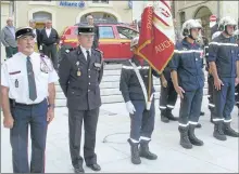  ??  ?? Un nouveau commandant pour le Centre de secours d’Auch (à droite du drapeau)