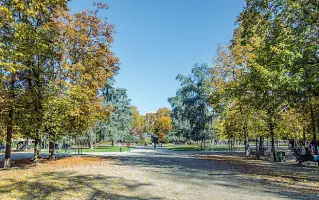  ??  ?? Tra gli alberi I Giardini Montanelli, a Porta Venezia: il tour prevede una playlist di musica e letture