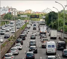  ??  ?? Le ruban de 35 km est fréquenté par 1,1 million de véhicules par jour.