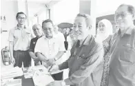  ?? ?? KEMUDAHAN: Sagah (dua kiri) diiringi Francis (kanan), Dayang Noorazah (tengah) serta yang lain semasa meninjau Kampus Sarawak Skills Cawangan Sri Aman semasa majlis pembukaann­ya kelmarin.
