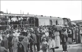  ?? PHOTOS BY VACAVILLE HERITAGE COUNCIL — COURTESY ?? People gather at the Liberty Train during Dorld Dar I.