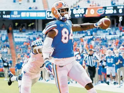  ?? BRAD MCCLENNY/AP ?? Florida tight end Kyle Pitts scores a touchdown against Kentucky in Gainesvill­e in 2020.