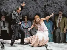  ?? Foto: A. T. Schaefer/Theater Augsburg ?? Otello (Zurab Zurabishvi­li) demütigt handgreifl­ich seine Frau Desdemona (Sally du Randt) in aller Öffentlich­keit.