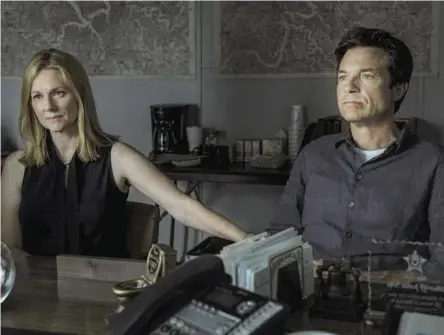  ?? BILD: SN/NETFLIX/JACKSON DAVIS ?? Wendy (Laura Linney) und Marty (Jason Bateman) müssen zusammenha­lten, damit sie überleben. Dabei liegt ihre Ehe schon längst in Scherben.