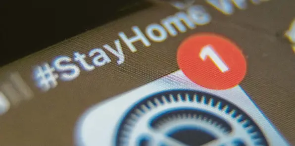  ?? Foto: dpa ?? #Stayhome, Bleiben Sie daheim – so lautet die Aufforderu­ng auf diesem Smartphone. Jetzt gibt es aber auch eine Debatte darüber, inwieweit Handy-daten im Kampf gegen Corona genutzt werden sollen.