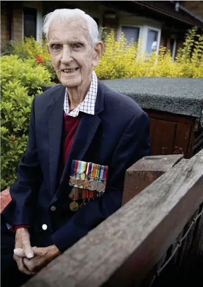  ?? ?? Jimmy Docherty, main picture, and left, a group of veterans representa­tives and station staff standing and seated around a commemorat­ive bench