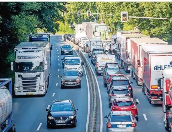  ?? FOTO: KUSCH/DPA ?? Schon heute sind viele Lkw auf der Straße. Bis 2030 soll deren Zahl weiter steigen.