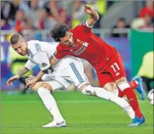  ??  ?? La acción entre Ramos y Salah que reabre el debate.