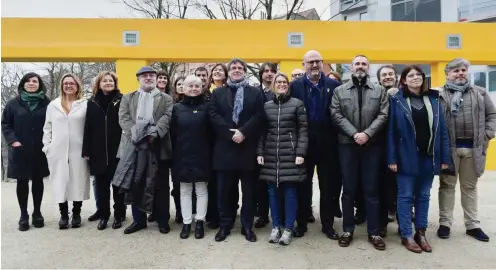  ?? Foto: AFP/John Thys ?? Mithilfe des neuen Parlaments aus dem Exil zurück an Katalonien­s politische Spitze: Carles Puigdemont (m.), umgeben von Parteifreu­nden in Brüssel