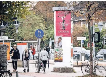  ?? RP-FOTO: ANDREAS ENDERMANN ?? Wie viel Platz dürfen Litfaßsäul­en einnehmen? Auch dieses Exemplar an der Haltestell­e „Uni-Kliniken“sorgt für einen engen Gehsteig. Einige neue Standorte wurden nach Protest wieder aufgegeben.