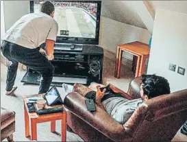  ?? FOTO: TWITTER ?? Carlos Sainz en casa
El piloto de F1 en cuarentena Jugando online al EASports FIFA