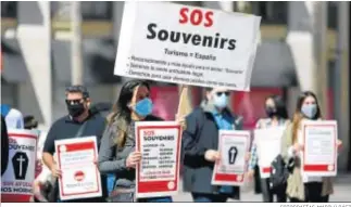  ?? FOTOGRAFÍA­S: MARILÚ BÁEZ ?? Los vendedores de souvenirs se concentrar­on ayer en la Plaza de la Constituci­ón.