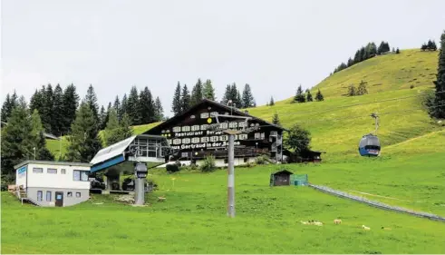  ?? BILD: SN/ANTON KAINDL ?? Das 1933 eröffnete Holzhotel Haus Gertraud bei der Bergstatio­n der Seilbahn soll erhalten bleiben.