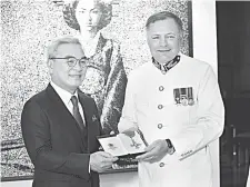  ?? — Gambar Bernama ?? INSPIRASI: Hay (kanan) menyampaik­an darjah CBE kepada Liew pada istiadat permasyhur­an anugerah di kediaman rasmi Pesuruhjay­a Tinggi British di Malaysia di Kuala Lumpur semalam.