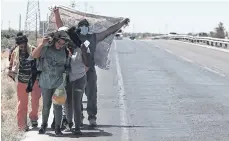  ?? /EFE ?? Un grupo de migrantes caminan rumbo a la frontera con EEUU, en la ciudad de Chihuahua (México).