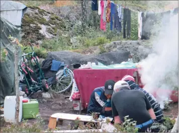  ?? PICTURE: REUTERS ?? UNWANTED: Roma men gather around a smartphone in an illegal camp in Hogdalen, outside Stockholm, Sweden. A series of attacks in Sweden on beggars, many Roma, has highlighte­d a dark side of a country once regarded as a bastion of tolerance.