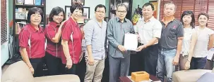  ??  ?? JEMPUTAN: Presiden Persatuan Cina Sarawak Ting Pang Soon (empat kanan) menyampaik­an surat jemputan ke acara ‘Taste of Borneo 2017’ kepada Ahmad Lai dalam kunjungan hormat bersama jawatankua­sa penganjur, baru-baru ini.