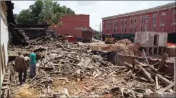  ?? Doug Walker
/
Rome News-tribune ?? Workers sift through debris from demolition of three Broad Street buildings.