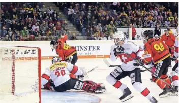  ?? FOTO: TABEA LAMMERTZ ?? Im Spiel gegen die Schweiz vergab Daniel Pietta in dieser Szene kurz nach Spielbegin­n eine gute Torchance zur Führung. Insgesamt bot der Stürmer der Krefeld Pinguine beim Turnier eine sehr gute Leistung.