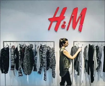  ?? AKOS STILLER / BLOOMBERG ?? Una de las tiendas del gigante de la distribuci­ón de textil H&M