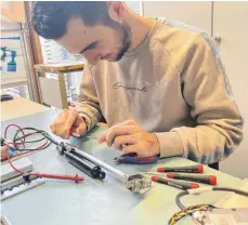  ?? FOTO: HOCHSCHULE AALEN | NINA SCHAIBLE ?? Maximilian Schmitt, Mechatroni­k-Student der Hochschule Aalen, hat in seinem erfolgreic­hen Praxisseme­ster gezeigt, dass dünne Drähte eine große Antriebskr­aft entwickeln können.