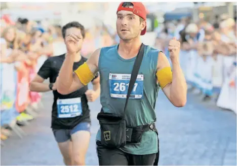  ?? FOTOS (2): HOLGER TEUSCH ?? Im vergangene­n Jahr schaffte es Julian Kreten aus Badem in der Eifel beim Trierer Stadtlauf auf der Halbmarath­on-Distanz trotz seiner Sehbeeintr­ächtigung fast unter die besten Hundert.