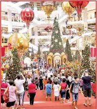  ?? GambarBern­ama ?? MERIAH: Suasana pusat beli belah terkemuka di Kuala Lumpur menjadi tarikan orang ramai dengan dekorasi pokok Krismas sempena sambutan Hari Natal pada 25 Dis ini. Pengunjung mengambil kesempatan membawa anggota keluarga ketika musim cuti sekolah dan...