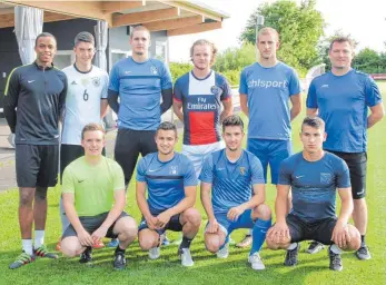  ?? SZ-FOTO: GÖTZ ?? Die Neuzugänge des SSV Ehingen-Süd (h.v.l): Aaron Akhabue, Jonas Hummel, Fabian Heiland, Timo Barwan, Filip Sapina und Trainer Michael Bochtler. Vorne, v.l.: Simon Schick, Timo Kästle, Noag Gnandt und Danijel Sutalo. Es fehlen: Daniel Weber und Jan...