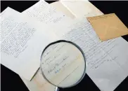  ??  ?? Una serie de cartas escritas por Albert Einstein son analizadas por la casa Winner’s en Jerusalén.