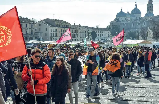  ?? (Bergamasch­i) ?? Il corteo Centinaia di studenti provenient­i da tutta la regione, con le bandiere di Libera, hanno sfilato ieri per le vie di Padova