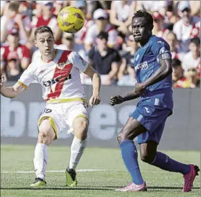  ?? F: EFE ?? De Frutos, peleando con el azulón Djené, en un partido donde apenas se generó peligro