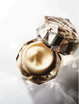  ??  ?? Beauty secret True to its slogan “radiance becomes you,” la crème is a high-performanc­e cream that provides brightenin­g and moisturisi­ng properties in one easy step, with the formula that includes Clé de Peau Beauté’s own Illuminati­ng Complex Ex and...