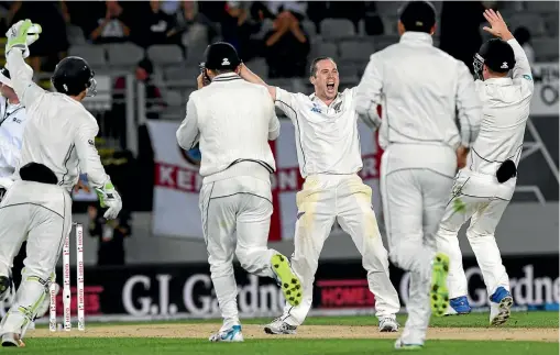  ?? PHOTO: AP ?? New Zealand’s Todd Astle, centre, celebrates with teammates after the dismissal of England’s James Anderson to win the first cricket test against England in Auckland last night.