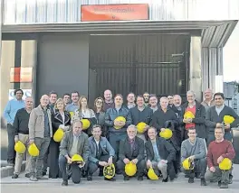  ??  ?? Flor de planta. A la izquierda, el cártamo, a la derecha, el grupo de accionista­s de Bioceres junto a directivos de Porta Hnos., en Córdoba.