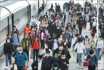  ?? YANG BO / CHINA NEWS SERVICE ?? Passengers head to board their train at Nanjing Railway Station on Thursday. More than 117 million domestic trips are expected to be made by Chinese passengers during the upcoming five-day May Day holiday, according to the Ministry of Transport.