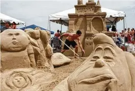  ?? Chronicle file photo / Michael Paulsen ?? Carl Stewart along with other team members work to construct the “Alice in Wondersand” sandcastle during a previous AIA Sandcastle Competitio­n.