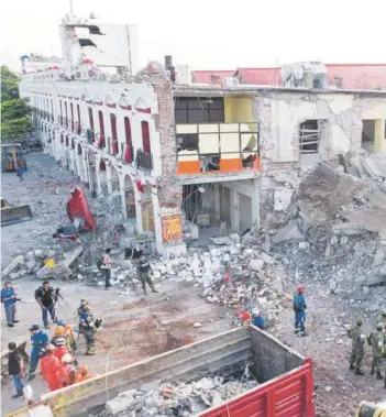  ??  ?? ► Edificios destruidos por el terremoto en Juchitán de Zaragoza, México, ayer.