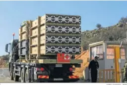  ?? ATEF SAFADI / EFE ?? Un camión portamisil­es israelíes, en la frontera con Siria y El Líbano.