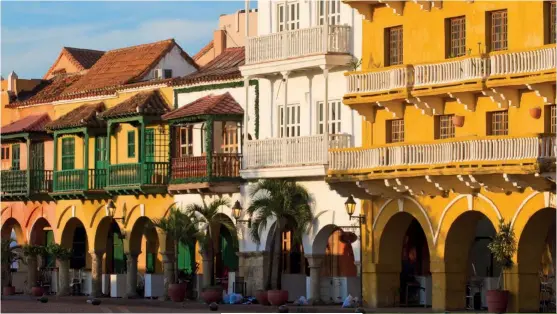  ??  ?? Arriba, Plaza de los Coches, el primer lugar que encuentra el visitante que llega a Cartagena de Indias, con el conocido como Portal de los Dulces, donde se venden multitud de postres artesanale­s locales. A la dcha., palmeras de cera en el valle de...