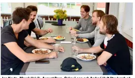  ??  ?? Jon Knuts, Marek Hrivik, August Berg, Oskar Lang och Andreé Hult äter lunch på folkhögsko­lans restaurang efter morgonens träning.