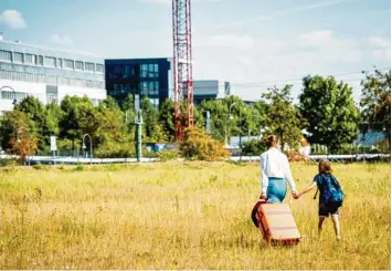  ?? Foto: Martin Rottenkolb­er, ZDF, ARTE, dpa ?? Melli (Franziska Hartmann) und Ben (Claudio Magno) kampieren im Drama „Sterne über uns“abgelegen von allen Wegen, damit niemand sie entdeckt.