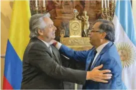  ?? FOTO CORTESÍA ?? El presidente de Colombia, Gustavo Petro (der.), es saludado por el mandatario argentino Alberto Fernández, en la cumbre de la Celac.