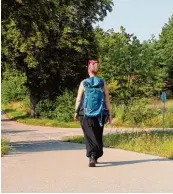  ??  ?? Unsere Reporterin Carmen Janzen wanderte auf dem Lechfeld an der Grenze zum Landkreis Landsberg.