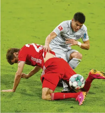  ?? Foto: Marcel Engelbrech­t, Witters ?? „Eine Runde Sitzfußbal­l“ordnete der Sportlehre­r früher an, wenn er keine Lust auf lautes Getrampel hatte. Thomas Müller scheint gut aufgepasst zu haben. Über die Leibesertü­chtigung an argentinis­chen Lehranstal­ten ist nicht viel bekannt, weshalb Exequiel Palacios die halb stehende Haltung verziehen sei.