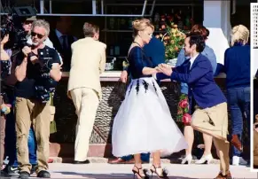  ??  ?? Une scène de danse clé pour le film a été capturée par la photograph­e depuis la mer. (Photos Anne Hirsch)