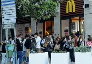  ??  ?? Corso Vittorio Emanuele
File di clienti al McDonald’s